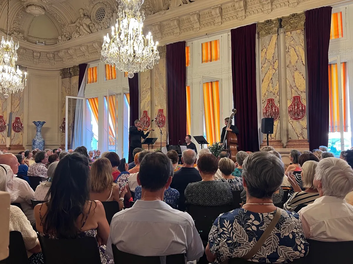 Concert de musique classique dans une salle patrimoniale en Auvergne, public assis
