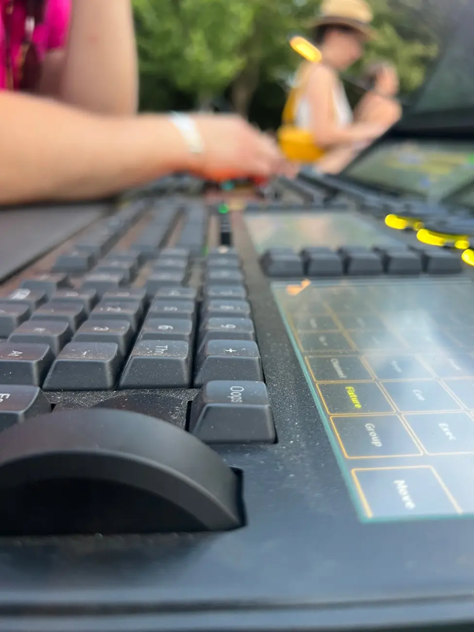 Gros plan sur une console lumière lors de la régie d'un spectacle en Auvergne