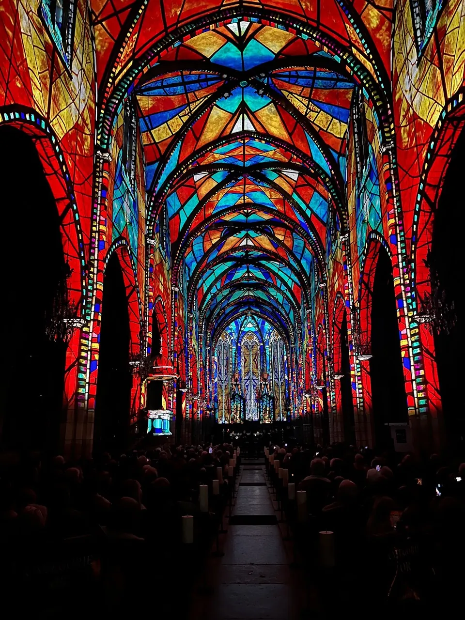 Création lumière et vidéo-mapping sur les vitraux d'une église en Auvergne