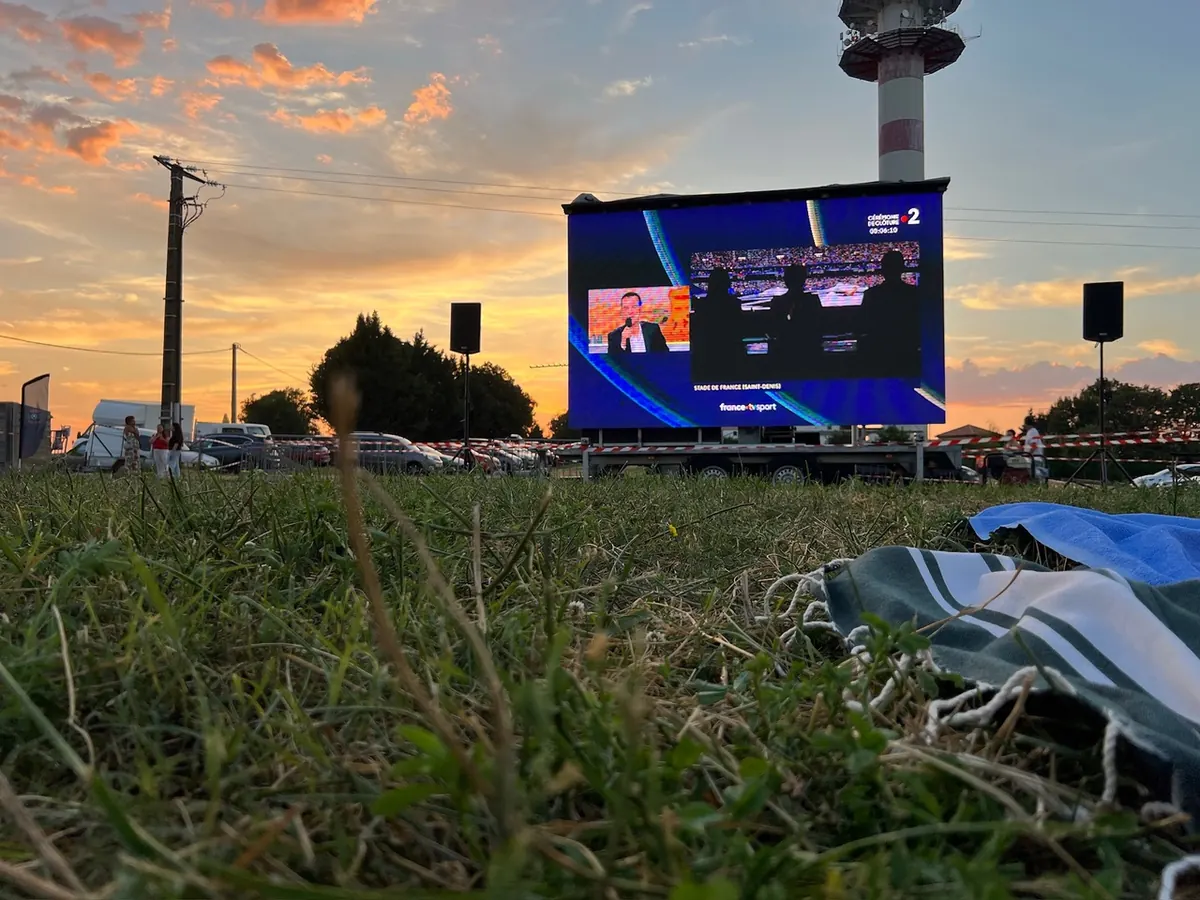 Grand écran géant LED de projection installé en plein air pour un événement en Auvergne