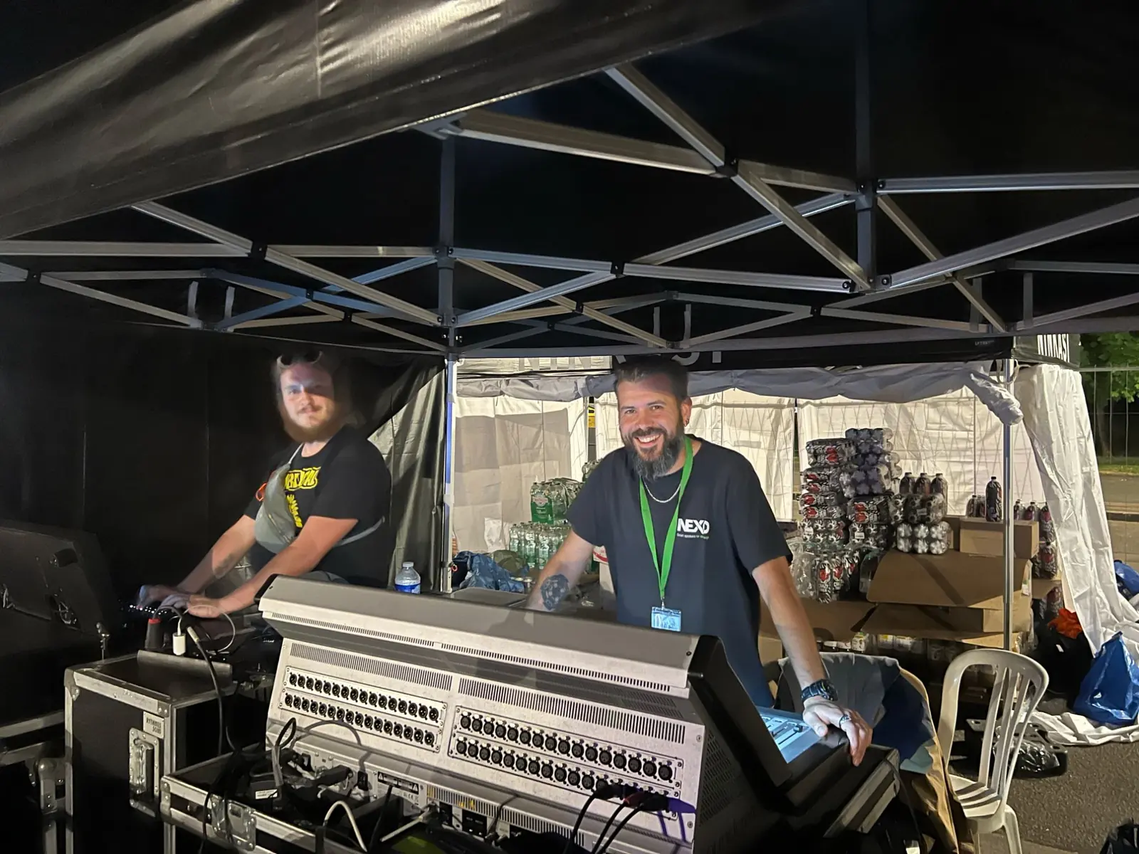 Deux techniciens Scenitech souriants à la régie d'un festival en Auvergne