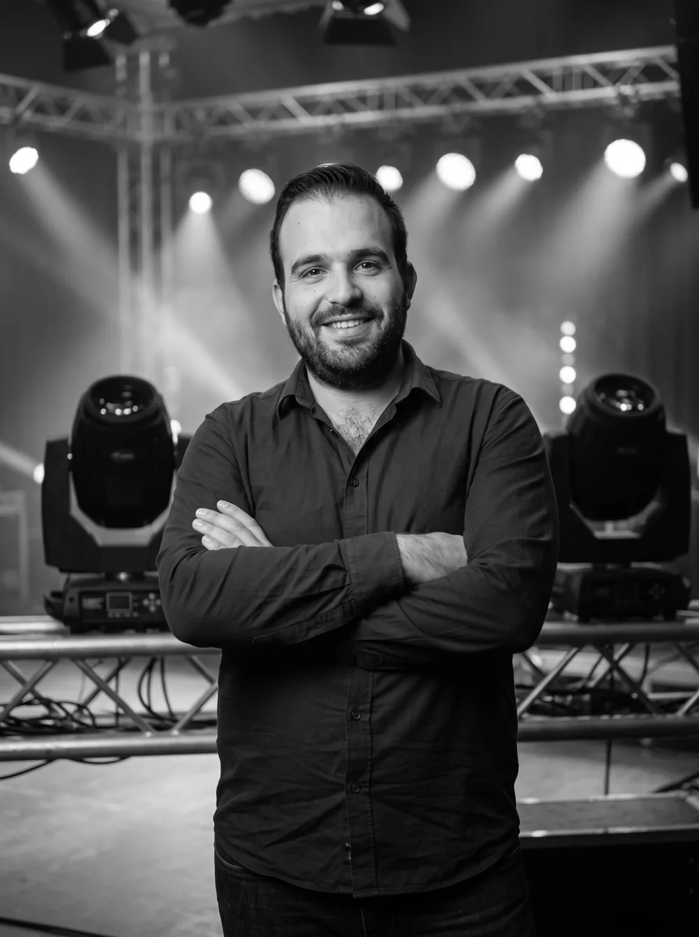 Pierre, fondateur de Scenitech, devant une scène équipée en lumière en Auvergne