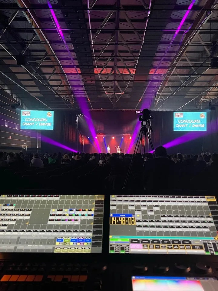 Console de régie son et lumière lors d'un spectacle en Auvergne