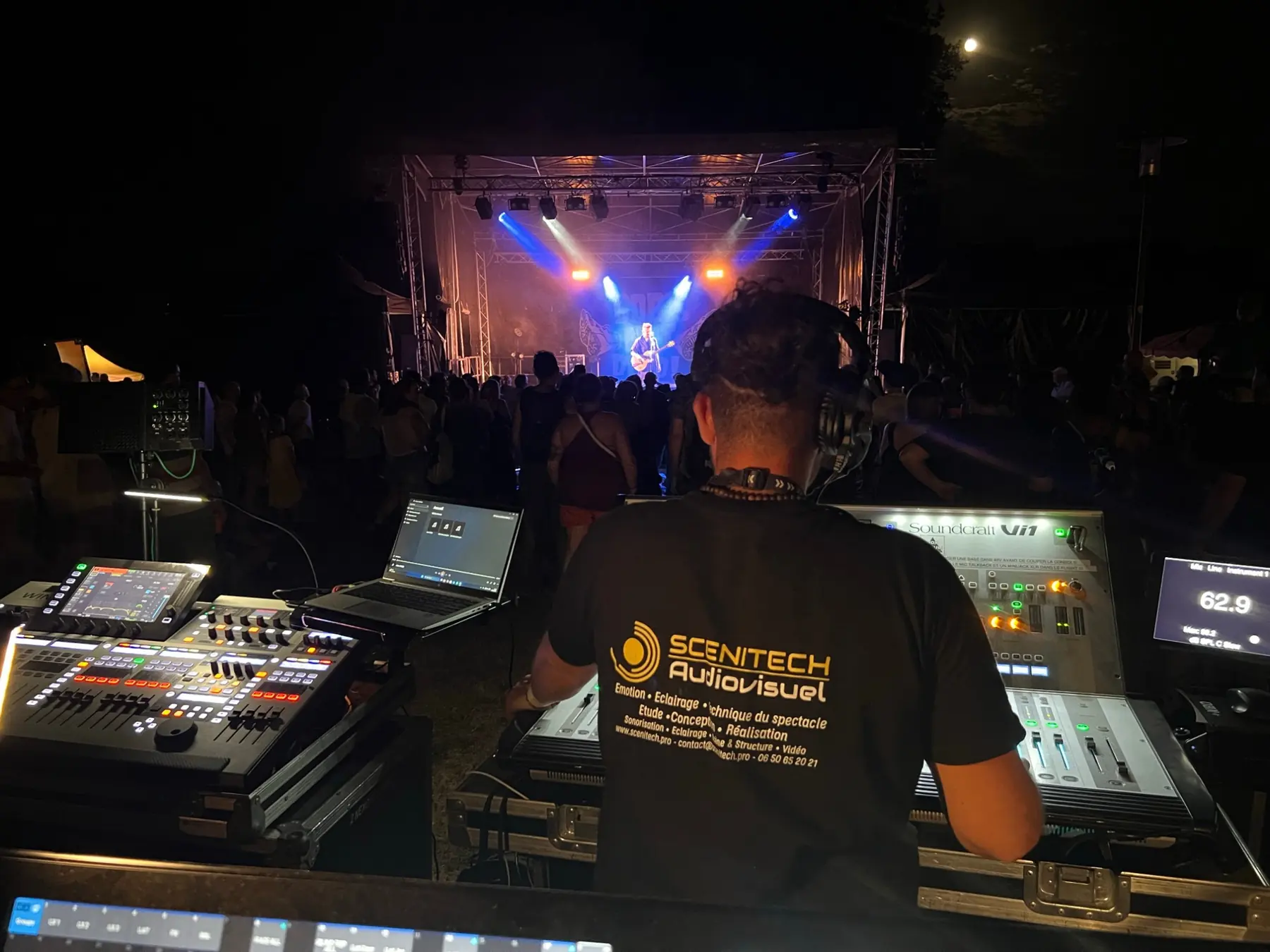 Équipe Scenitech à la régie d'un festival éclairé en Auvergne