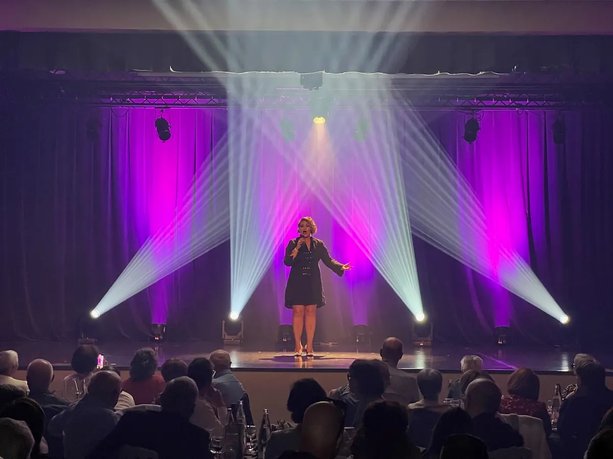 Éclairage scénique violet pour un spectacle en salle en Auvergne
