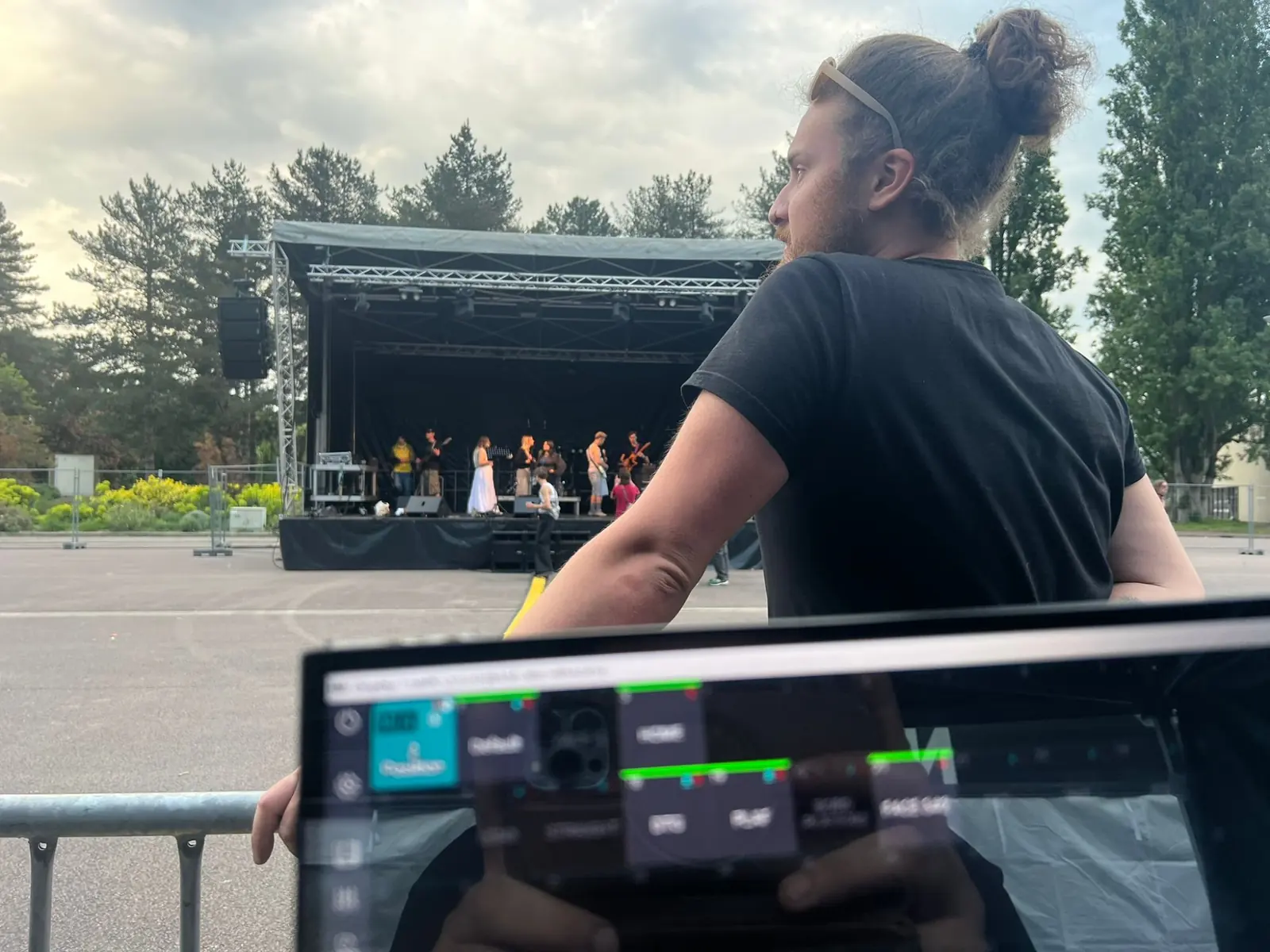 Technicien Scenitech lors d'une installation audiovisuelle en Auvergne